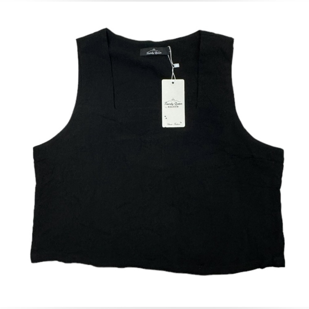 Trendy Queen size large black women’s cropped tank top. NWT in great condition!